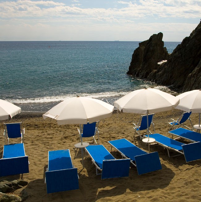 Фотография Марина Пиккола, частного пляжа отеля, оборудованного шезлонгами и зонтиками