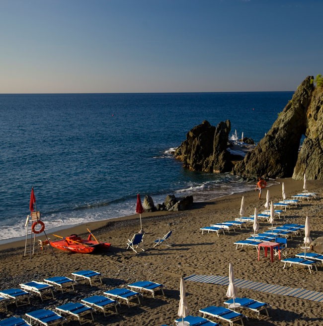 Фотография Марина Пиккола, частного пляжа отеля, оборудованного шезлонгами и зонтиками.