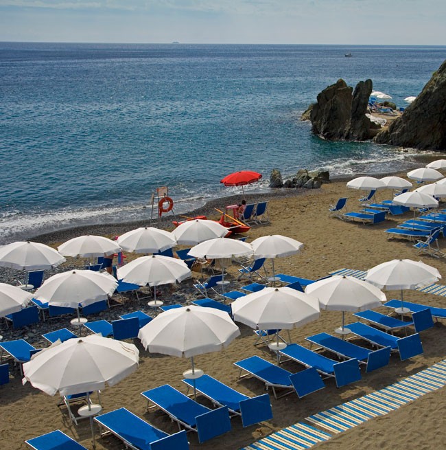 Photo de Marina Piccola, la plage privée de l'hôtel équipée de transats et de parasols