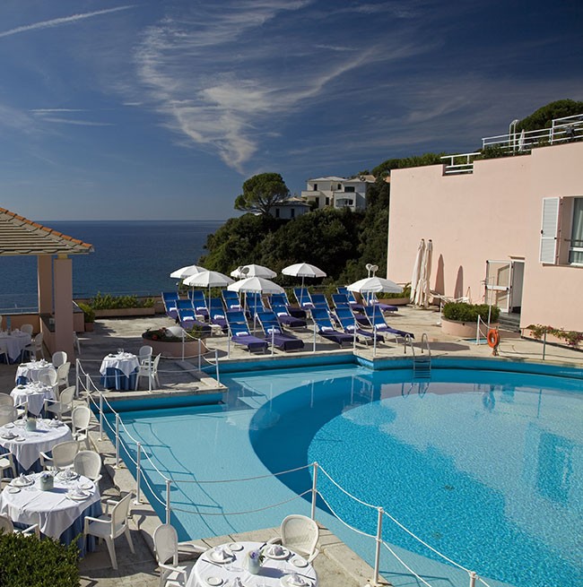 Photo de jour de la piscine ronde surplombant la mer de l'hôtel Punta San Martino