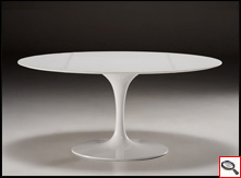 Tulip table avec plateau ovale en cuir. 