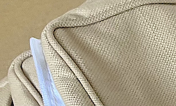 Dettaglio cuciture e fodere interne cuscini in Linosa Beige.