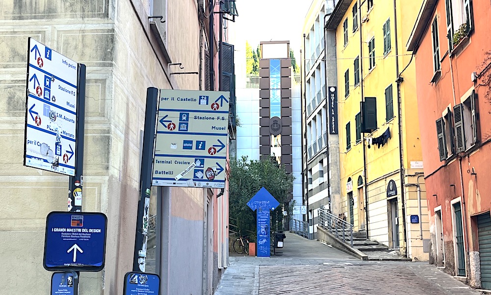I Grandi Maestri del Design - Indicazioni in centro citt&agrave;.
