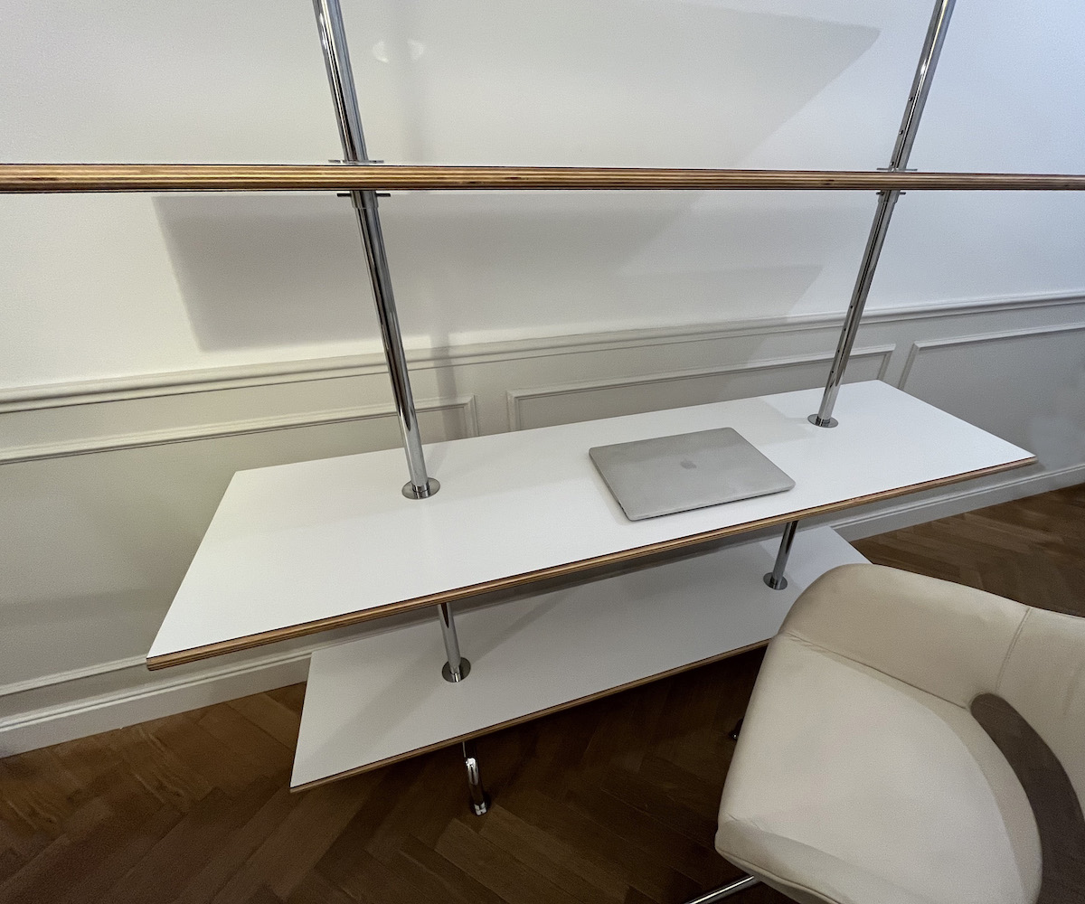 Le plateau de la biblioth&egrave;que-bureau mesure 46 cm de profondeur et 165 cm de largeur.