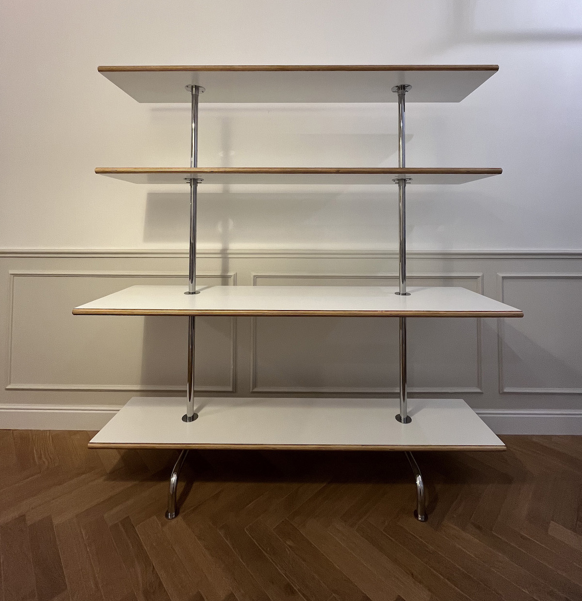 Biblioth&egrave;que avec bureau integr&eacute;, hommage &agrave; Marcel Breuer.