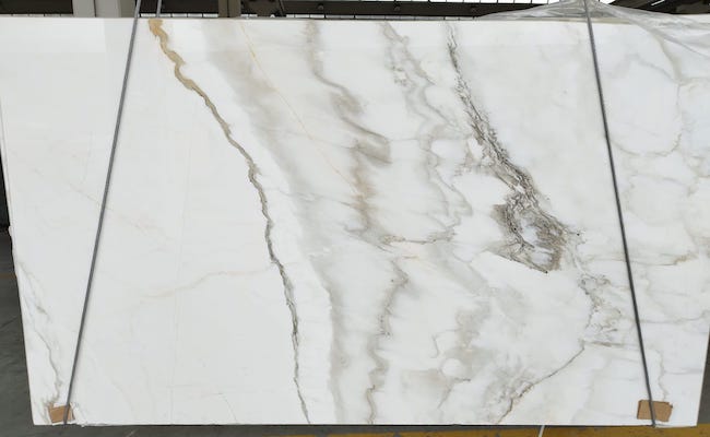 Dalle de marbre Calacatta Oro Campolonghi-Carrara actuellement disponible.