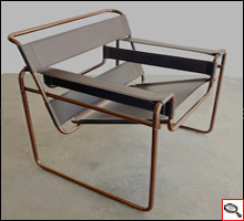 Poltrona Wassily Chair in cuoio con struttura laccata bronzo.