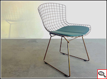 Harry Bertoia - Chaise Wire Chair avec structure laquée bronze.