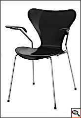 Arne Jacobsen-Sedia Seven con braccioli.