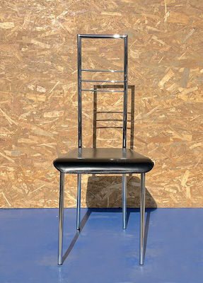 Chaise en cuir et acier.