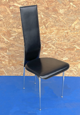 Chaise en cuir et acier.