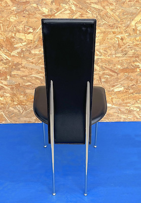 Chaise en cuir et acier.