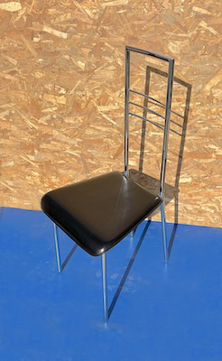 Chaise en cuir et acier.