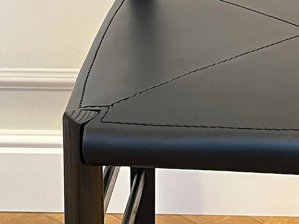 Interprétation Chaise Superleggera détail couture noire - Hommage à Giò Ponti.