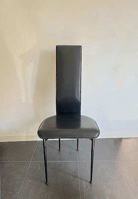 Chaise en cuir et acier.