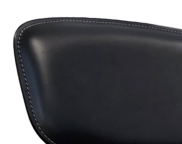 Sedia Coslin, omaggio a Georges Coslin: dettaglio schienale in cuoio.