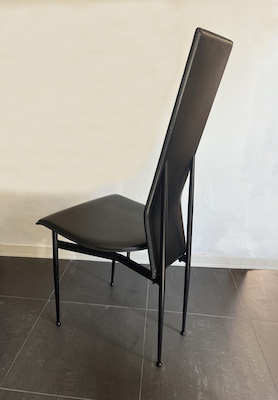 Chaise en cuir et acier.