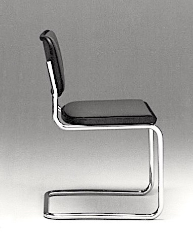 Marcel Breuer - Sedia Cesca con seduta rivestita, telaio in legno a vista e schienale in paglia.